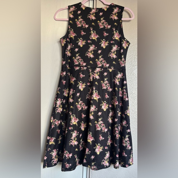 Dresses - Picture 5 of 7